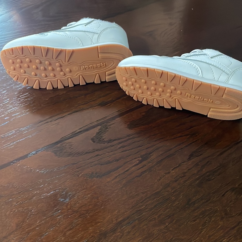 Reebok Classic White Shoes - Picture 2 of 5